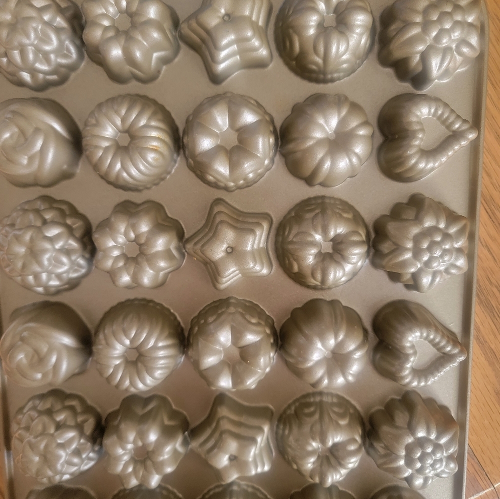 Nordic Ware bundt baking pan